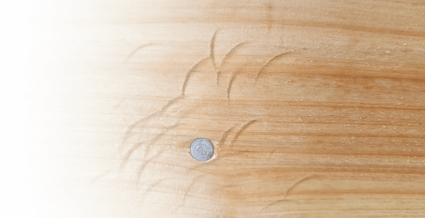 하나의 못을 박기 위한 망치자국